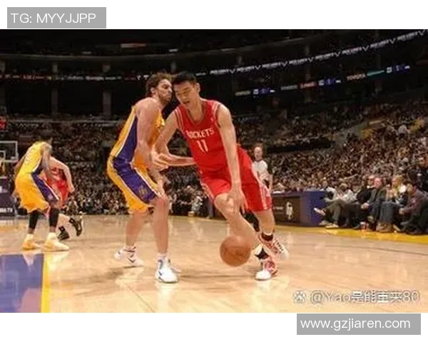 姚明的帅哥魅力揭秘：从篮球场到时尚舞台的完美转型之路