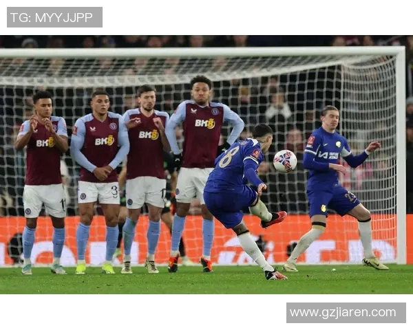 意甲激战尤文图斯险胜切尔西红牌事件引发全场热议与转会传闻 意甲激战尤文图斯险胜切尔西红牌事件引发全场热议与转会传闻